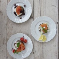 Kruhki s kozjo skuto in dimljenim lososom