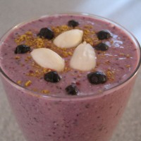 Banana, borovnice, jogurt, mandlji in med. Šejk namesto sladice.