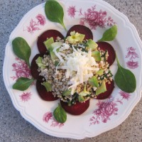 Ajdova kaša s špinačo in ovčjim sirom na posteljici iz rdeče pese