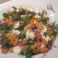 Zimska solata s sladkim krompirjem in skuto