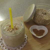 Hruškov smoothie z ingverjem, cimetom, ovsenimi kosmiči in kefirjem