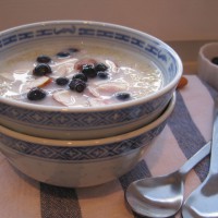 Kvinoja z mandlji in borovnicami