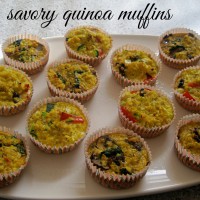 Slani kvinojini kolački v dveh različnih okusih