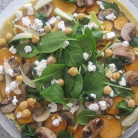 Čičirikina pica s sladkim krompirjem, šampinjoni, špinačo in feto