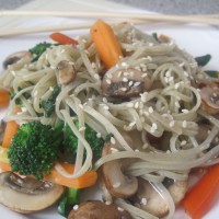 Rezanci iz rjavega riža in alg z zelenjavo in rahlo praženim sezamom