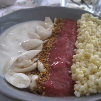 Proso z jagodno kašo, mandlji, cvetnim prahom ter vanilijevim grškim jogurtom