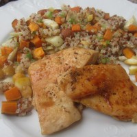 Pisana kvinoja s pečenim sladkim krompirjem in limoninim piščancem