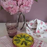 Slana mandljeva pita s porom, šparglji in skutnim nadevom