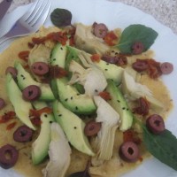 Palačinka iz čičerike z avokadom, artičokami suhimi paradižniki in olivami