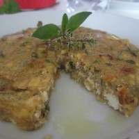 Slan amarantov kolač s feto in na soncu sušenimi paradižniki