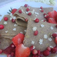 Ajdove palačinke z bezgovimi cvetovi in hitro jagodno omako