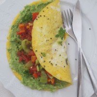 Rahla jajčna omleta z avokadom