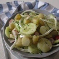Topla solata z mladim krompirjem, kumarami, koromačem in redkvicami