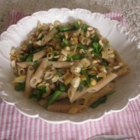 Riževi polnozrnati peresniki s stročjim fižolom, praženimi lešniki in limonino lupinico