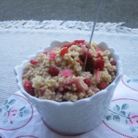 Vanilijeva prosena kaša z jagodami in cvetovi dišečih vrtnic