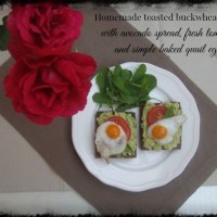 Avokadov namaz s svežim paradižnikom in prepeličjimi jajčki