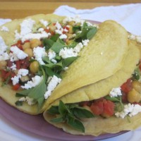 Riževe palačinke z avokadovim namazom, pikantno čičeriko in kozjo skuto