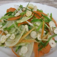 Koromačeva solata s korenjem, sladkim grahom ter lešniki