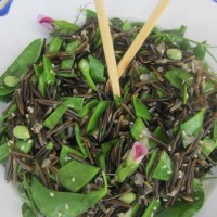 Divji riž s sladkornim grahom