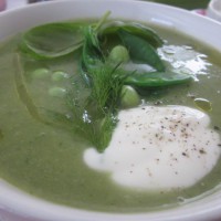 Nežna juha iz sladkornega graha, krompirja in koromača (z žlico gostega jogurta)