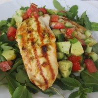 Na žaru pečen mariniran piščanec z avokadovo salso