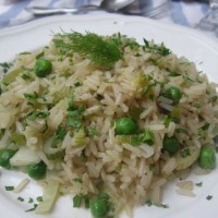 Porova rižota s koromačem in svežim grahom