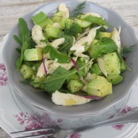 Hladna piščančja solata s kumarami in avokadom