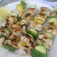 Piščančja nabodala z origanom, zelenjavo in rezinami limone