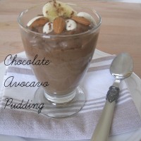 Nežni čokoladni puding z banano, datlji, avokadom in mandlji