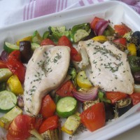 Zelenjavni ratatui z nežno pečenemi piščančjimi prsmi