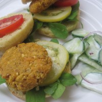 Veganski 'burgerji' v kamutovih bombetkah