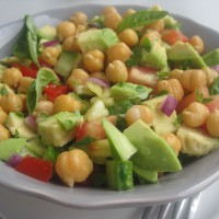 Paradižnikova solata s čičeriko in avokadom