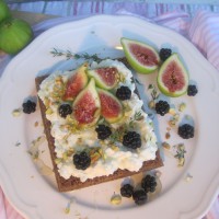 Kruhki s skutnim namazom, figami, medom in pistacijo