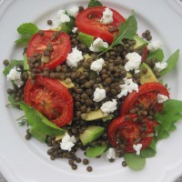 Črna leča z avokadom, feto in pečenim paradižnikom