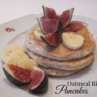 Palačinke iz ovsenih kosmičev z banano, skuto in domačim mandljevim mlekom