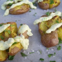 Hrustljav krompir in jogurtova krema z avokadom