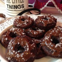 Čokoladno mandljevi krofki s kokosom