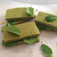 Farinata s špinačo, čemažem in mladimi koprivami