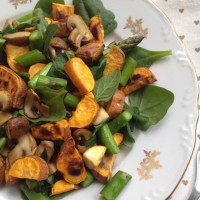 Topla solata s pečenim sladkim krompirjem, šparglji, šampinjoni in mlado špinačo