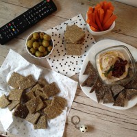 Trije različni brezglutenski krekerji in fižolova pomaka