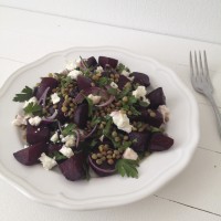 Solata iz leče, fete in pečene rdeče pese