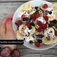 Grški jogurt s svežim sadjem, presno ajdo, semeni in drobljenimi kakavovimi zrni