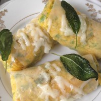 Riževi zvitki, polnjeni s skuto, masleno bučo in blitvo        s hrustljavo popečenimi žajblovimi listi