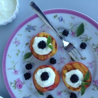 Breskve z žara z vanilijevim jogurtom