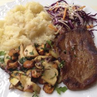 Srnin zrezek s pastinakovim pirejem in praženimi gobicami