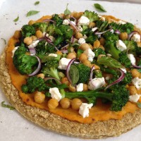 Kvinojina pica z bučnim premazom, brokolijem in čičeriko