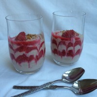 Ajdov puding z banano, malinami in javorjevim sirupom