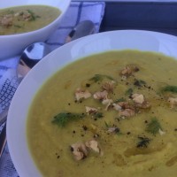 Porovo koromačeva juha z jabolkom in praženimi orehi