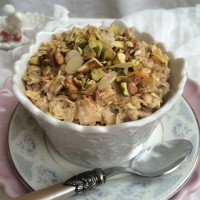 Topli vanilijevi kosmiči s suhimi figami in baklavinim posipom