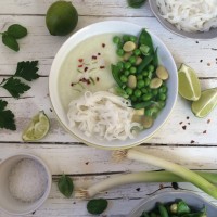 Cvetačna juha s kokosovim mlekom, riževimi rezanci in stročnicami